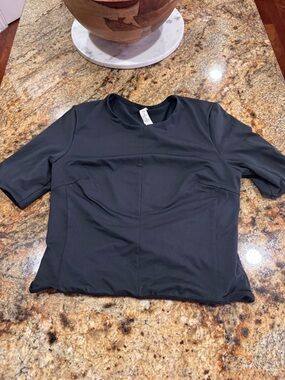 Lululemon tight fit lined black tshirt size small
